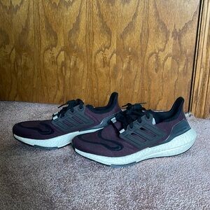 Adidas Men’s size 10 Ultraboost 2022 Shadow Maroon color, NEW, Running Athletic